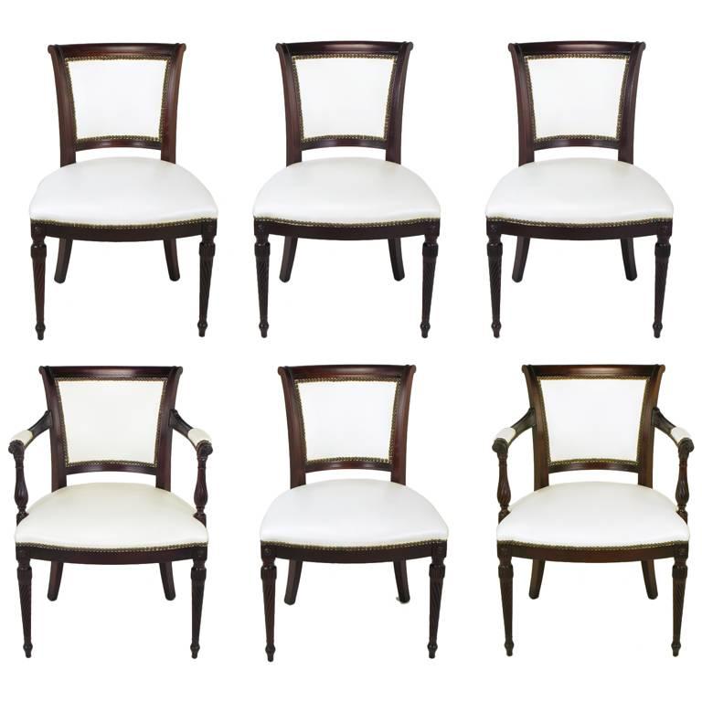 Ensemble de six chaises de salle à manger de style Louis XVI en cerisier et cuir blanc des années 1940