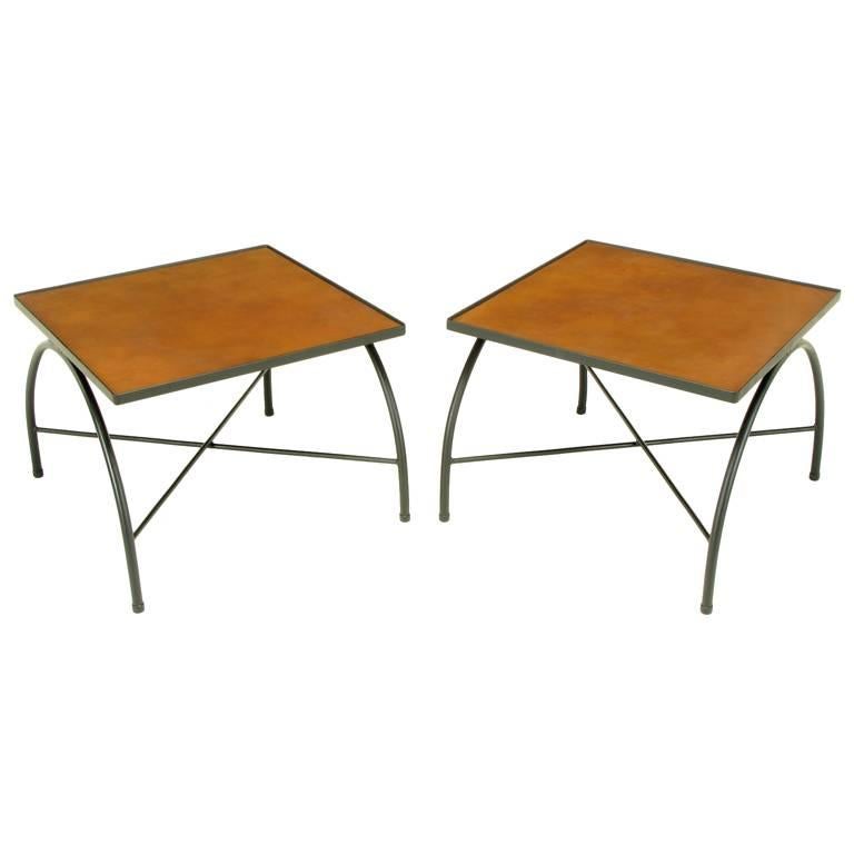 Tables d'extrémité en fer forgé laqué noir et cuir à base en X d'après Jacques Adnet en vente