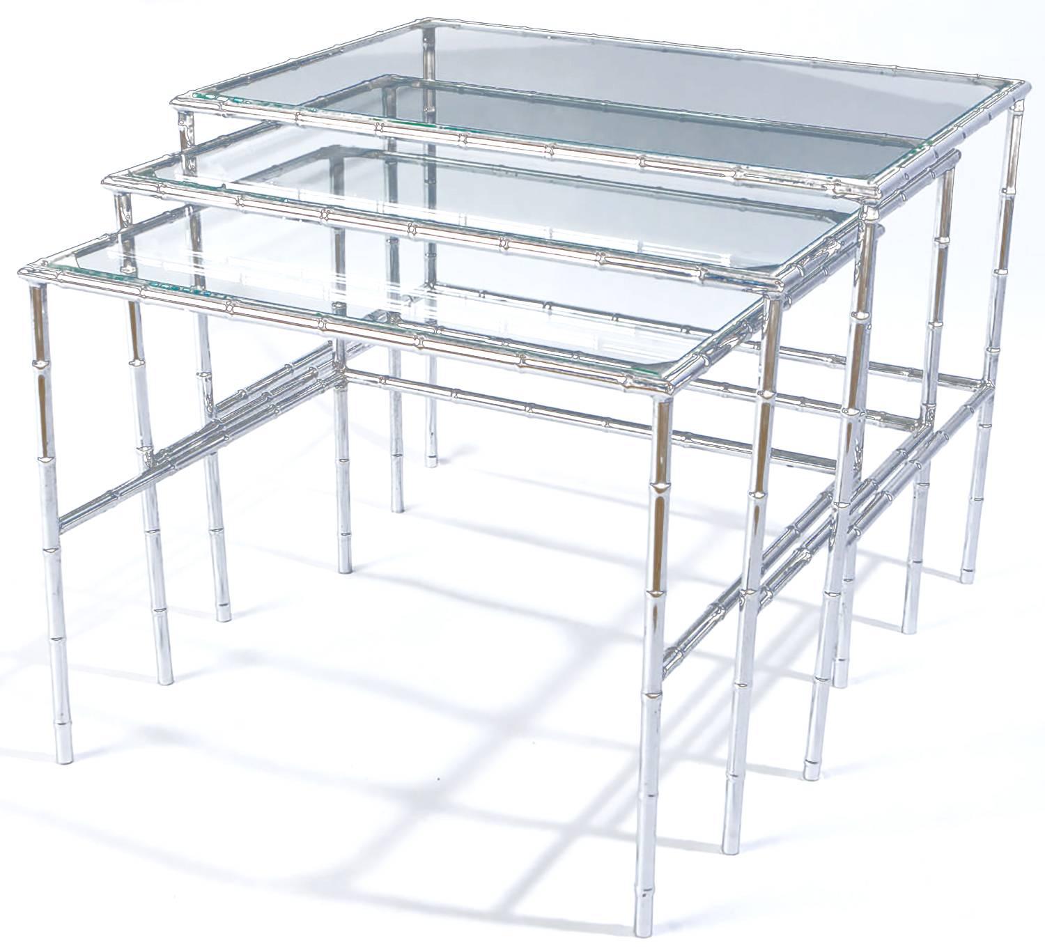 Américain Ensemble de trois tables gigognes en bambou, verre et chrome en vente