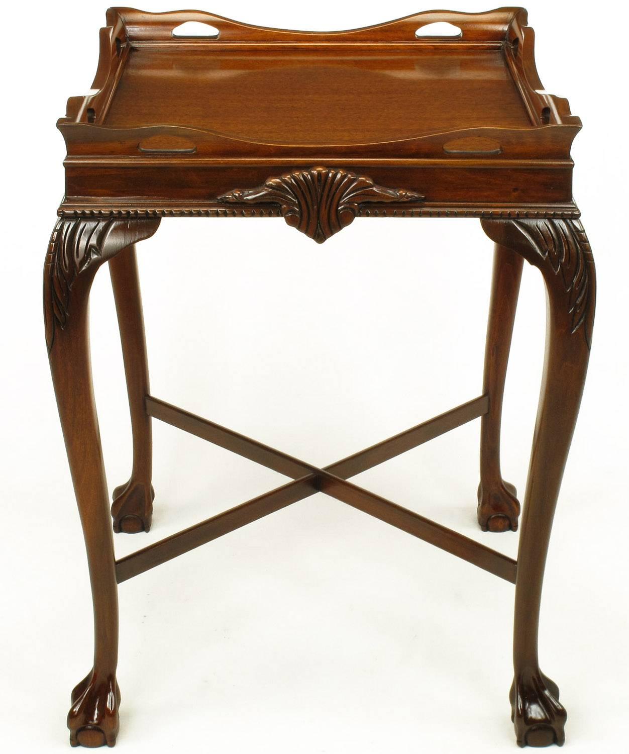 Fachmännisch geschnitzte Tische aus Mahagoni mit Kugel- und Klauenfüßen im Stil von George ll.
Kabriolettbeine, durchbrochene Mahagoni-Galerie, X-Streben und geschnitzter Front- und Rückgiebel.