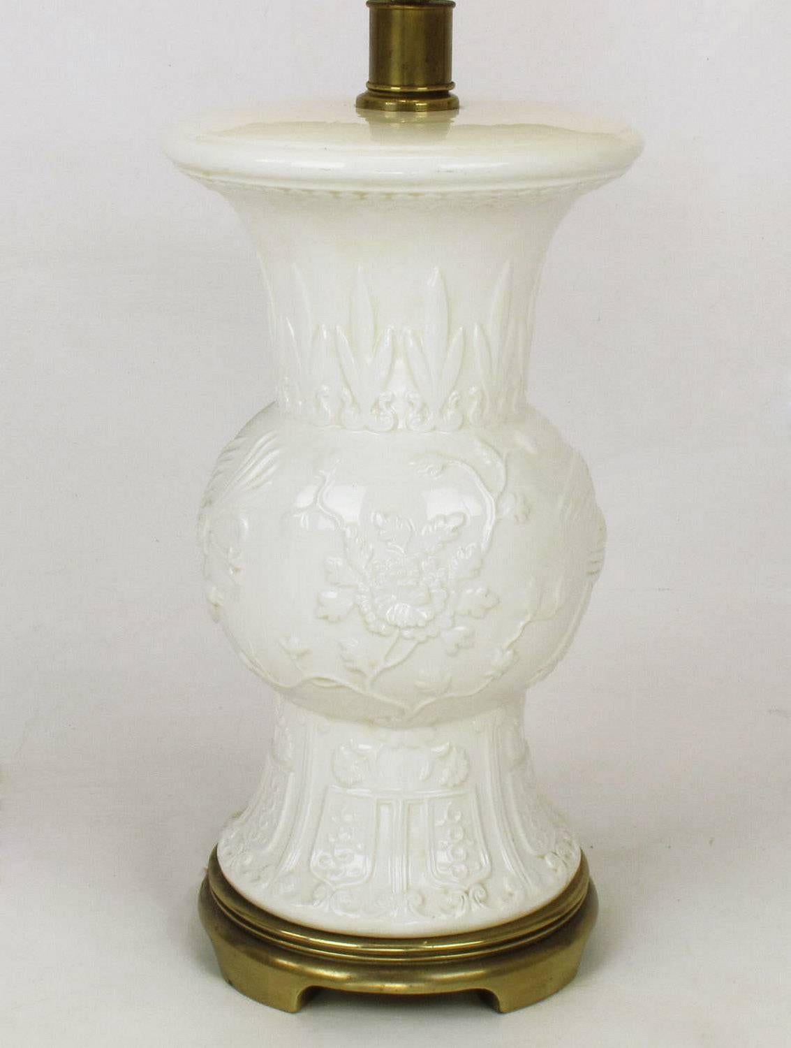 Ein Paar weiße Frederick Cooper-Porzellan-Tischlampen (Messing) im Angebot