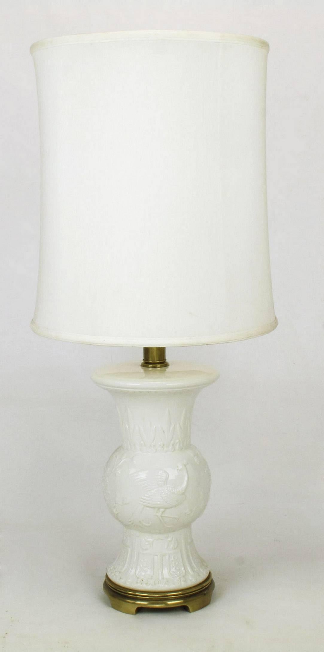 Ein Paar weiße Frederick Cooper-Porzellan-Tischlampen (amerikanisch) im Angebot