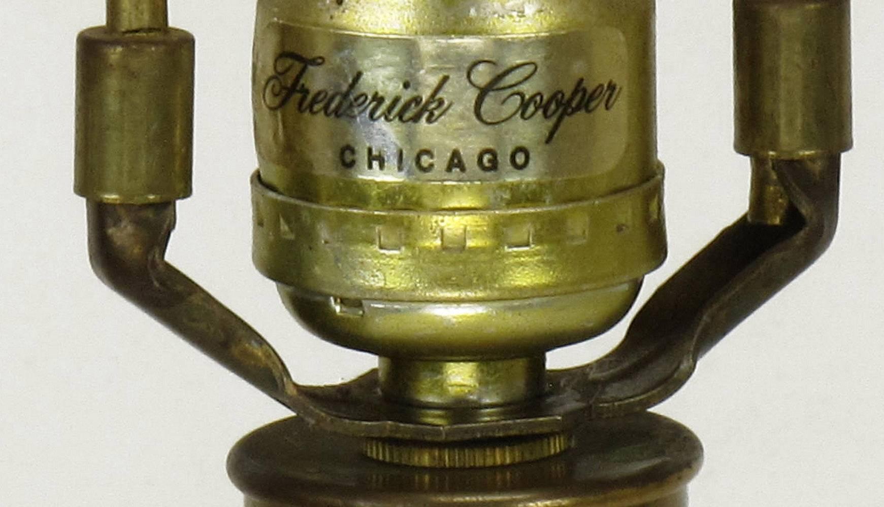 Ein Paar weiße Frederick Cooper-Porzellan-Tischlampen im Angebot 3