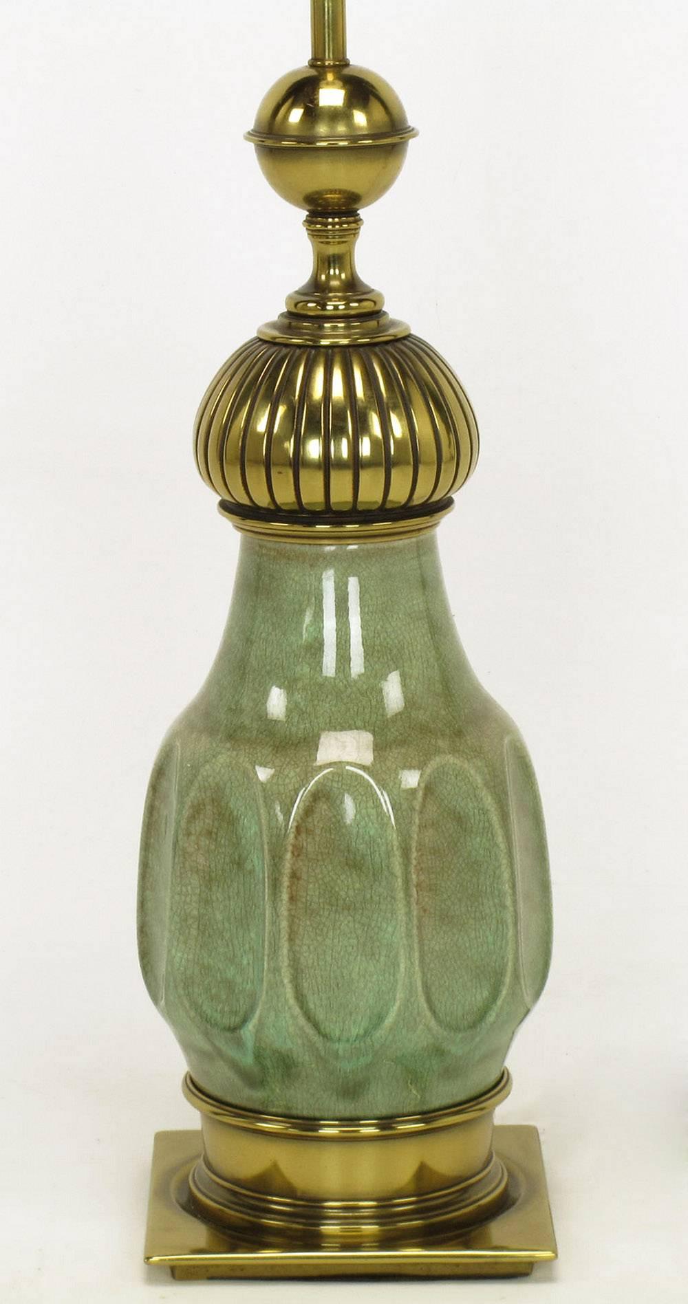 Paar Stiffel-Tischlampen mit Craquelé-Glasur aus Keramik und Messing im maurischen Stil im Zustand „Hervorragend“ im Angebot in Chicago, IL