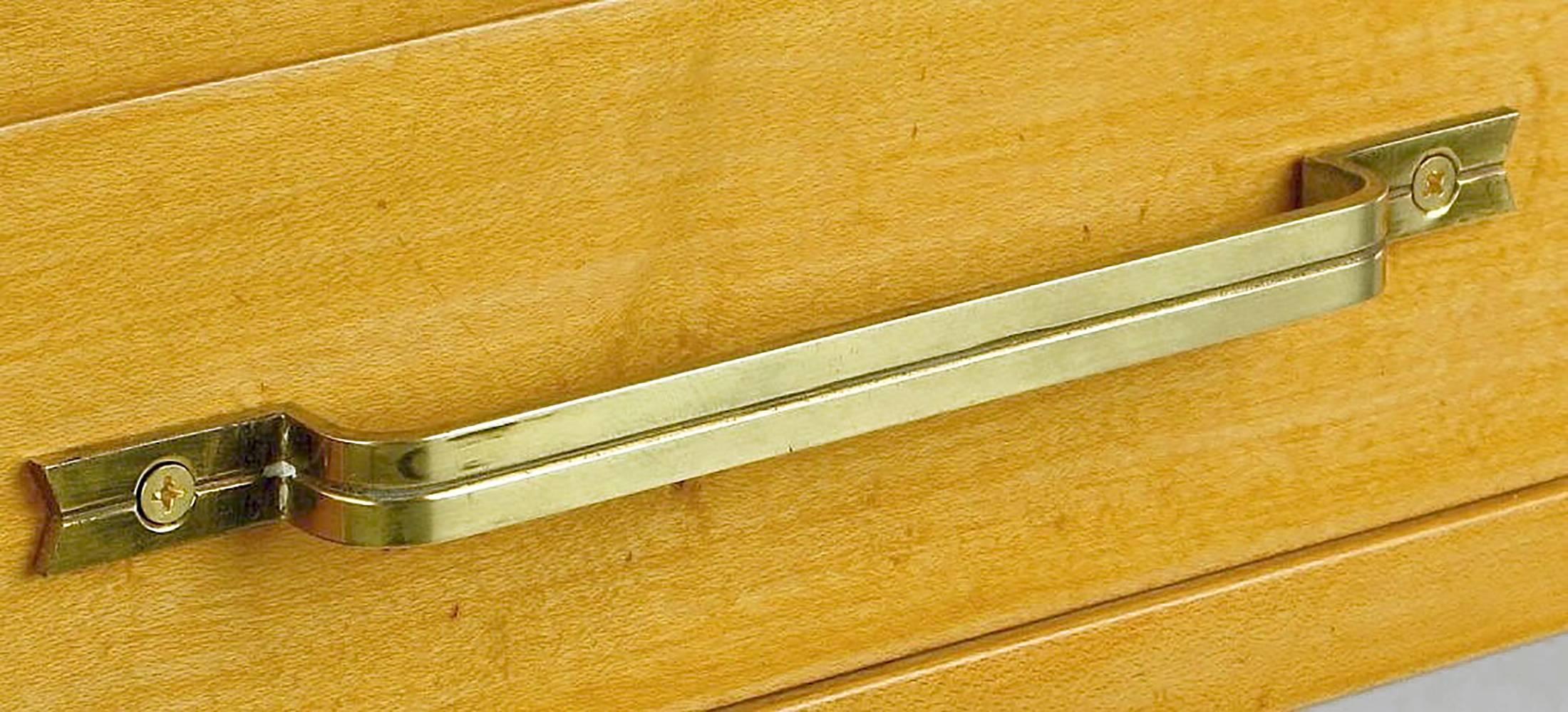 Nachttisch aus gelocktem Ahornholz im Stil von Tommi Parzinger (Messing) im Angebot