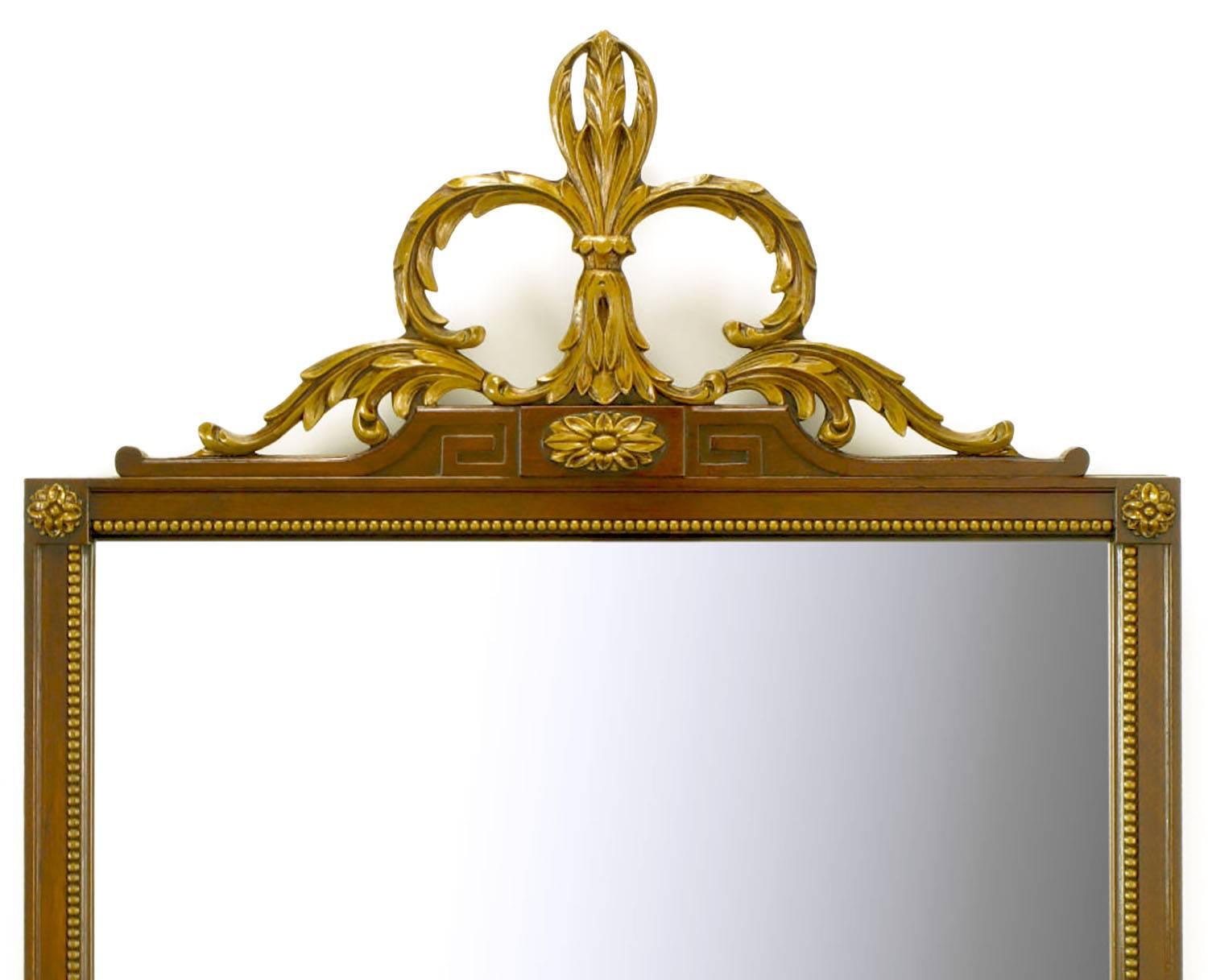 Geschnitzter und teilweise vergoldeter italienischer Spiegel im neoklassizistischen Stil (Italienisch) im Angebot