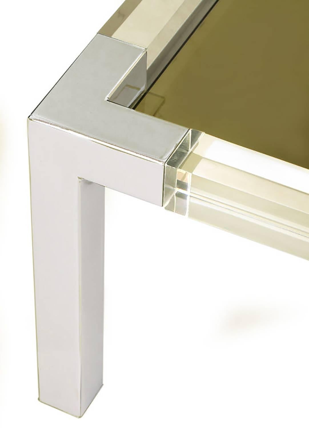 Chrome Table basse en chrome et Lucite avec plateau en verre fumé en vente