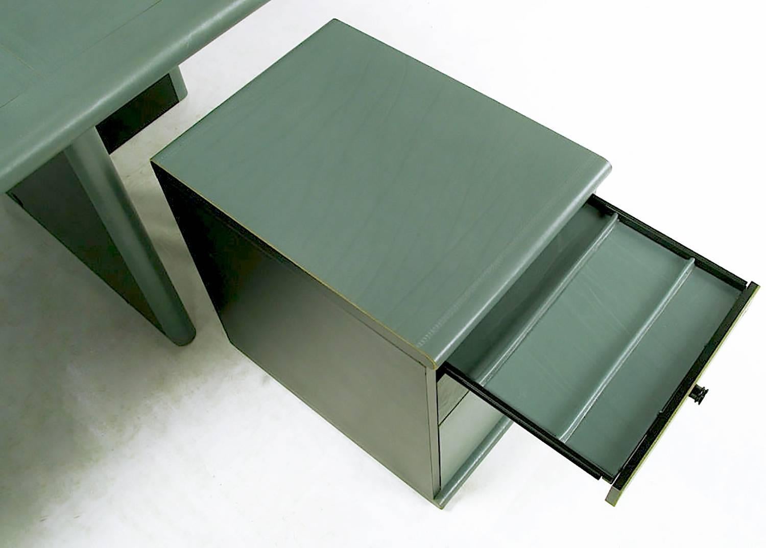 Fine XX secolo Mariani for Pace - Scrivania e credenza direzionale in pelle Greene & Greene in vendita
