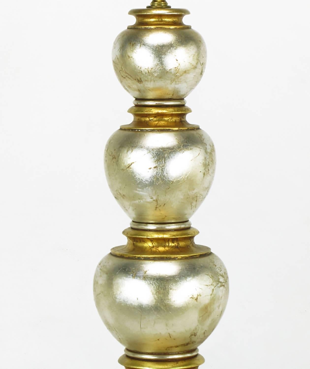 Lampe de bureau à boule empilée Frederick Cooper en argent et feuilles d'or Excellent état - En vente à Chicago, IL