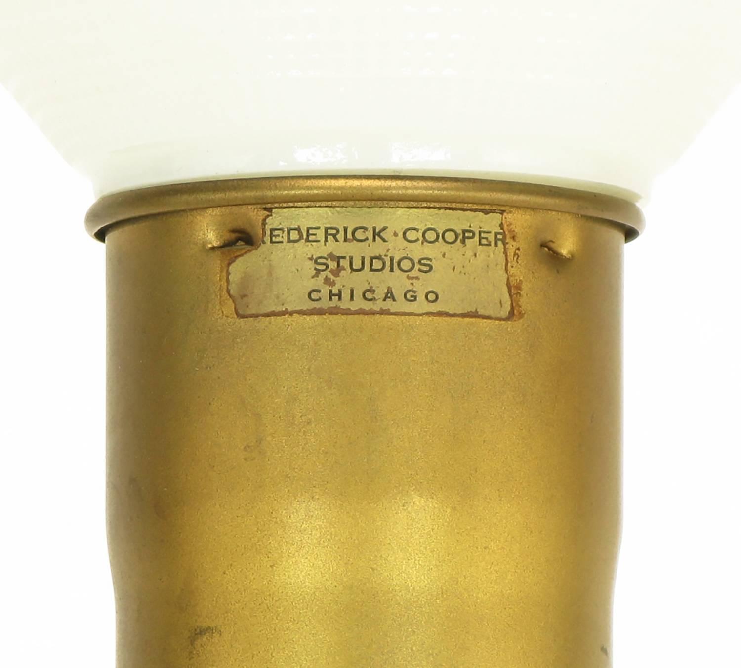 Laiton Lampe de bureau à boule empilée Frederick Cooper en argent et feuilles d'or en vente