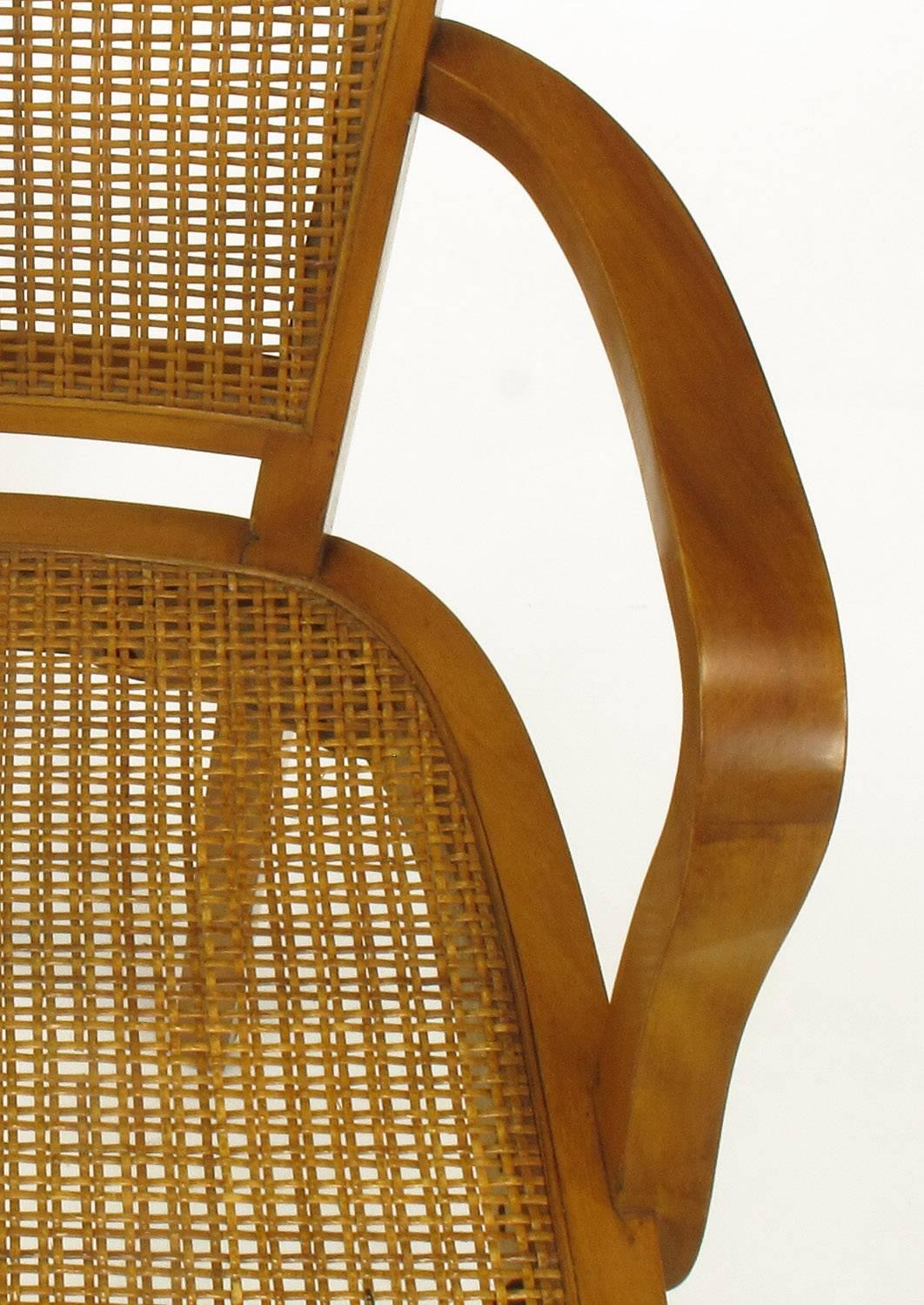 Klassische Sessel aus Kirschholz und Schilfrohr im Stil von Baker im Angebot 3
