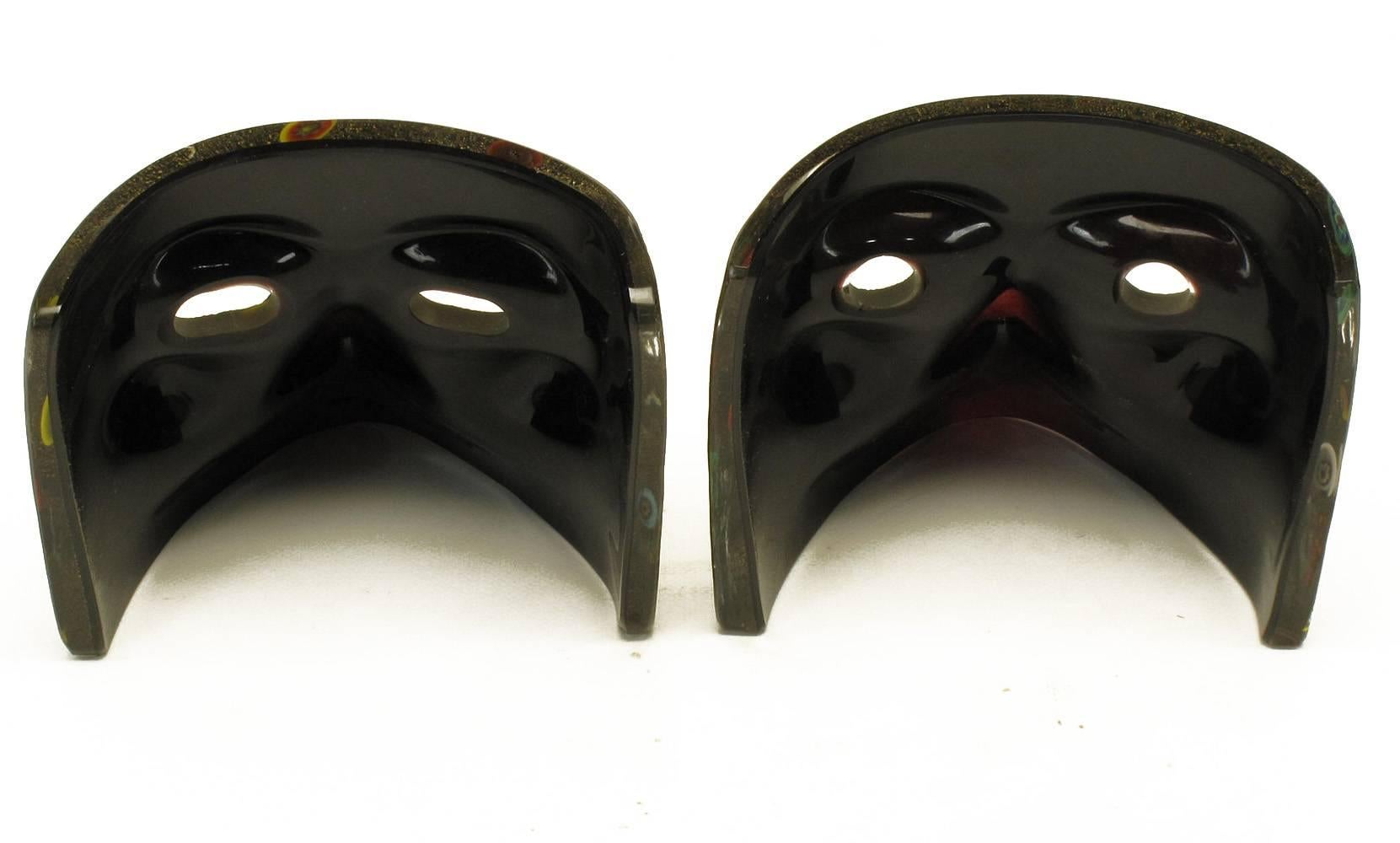 Fin du 20e siècle Masques de carnaval en verre de Murano noir soufflé à la main, mouchetés d'or et fusionnés en vente