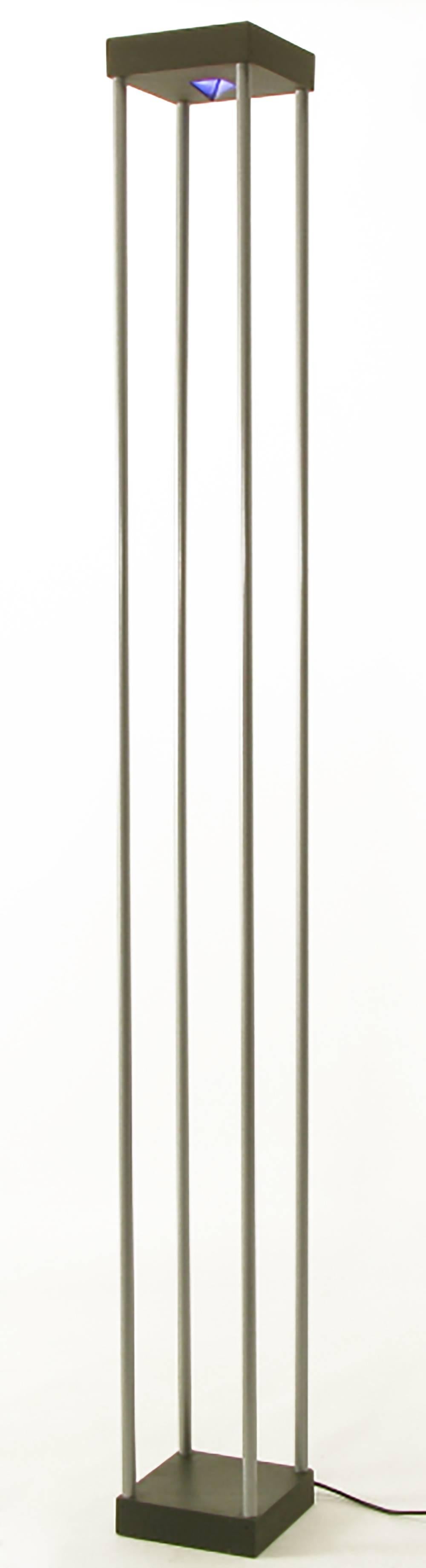 Postmoderne Stehlampen im Memphis-Stil mit kobaltblauen Glas Pyramiden, Paar (Italienisch) im Angebot