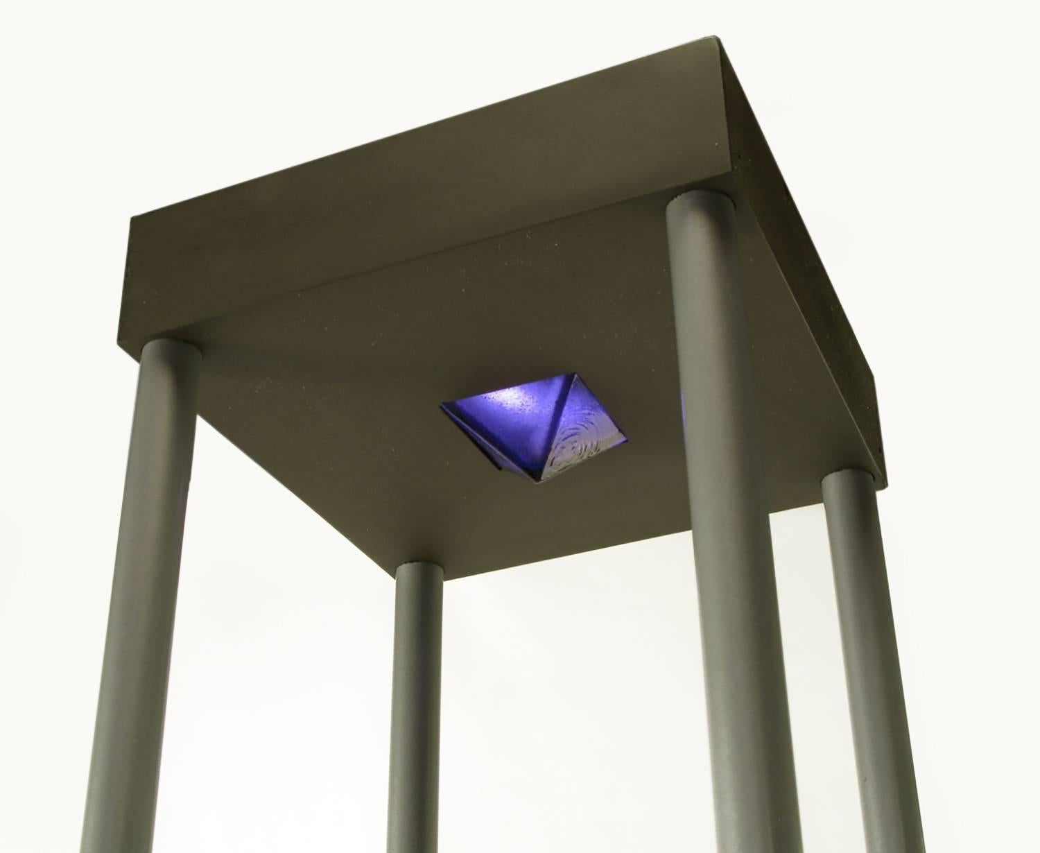 Postmoderne Stehlampen im Memphis-Stil mit kobaltblauen Glas Pyramiden, Paar (Ende des 20. Jahrhunderts) im Angebot