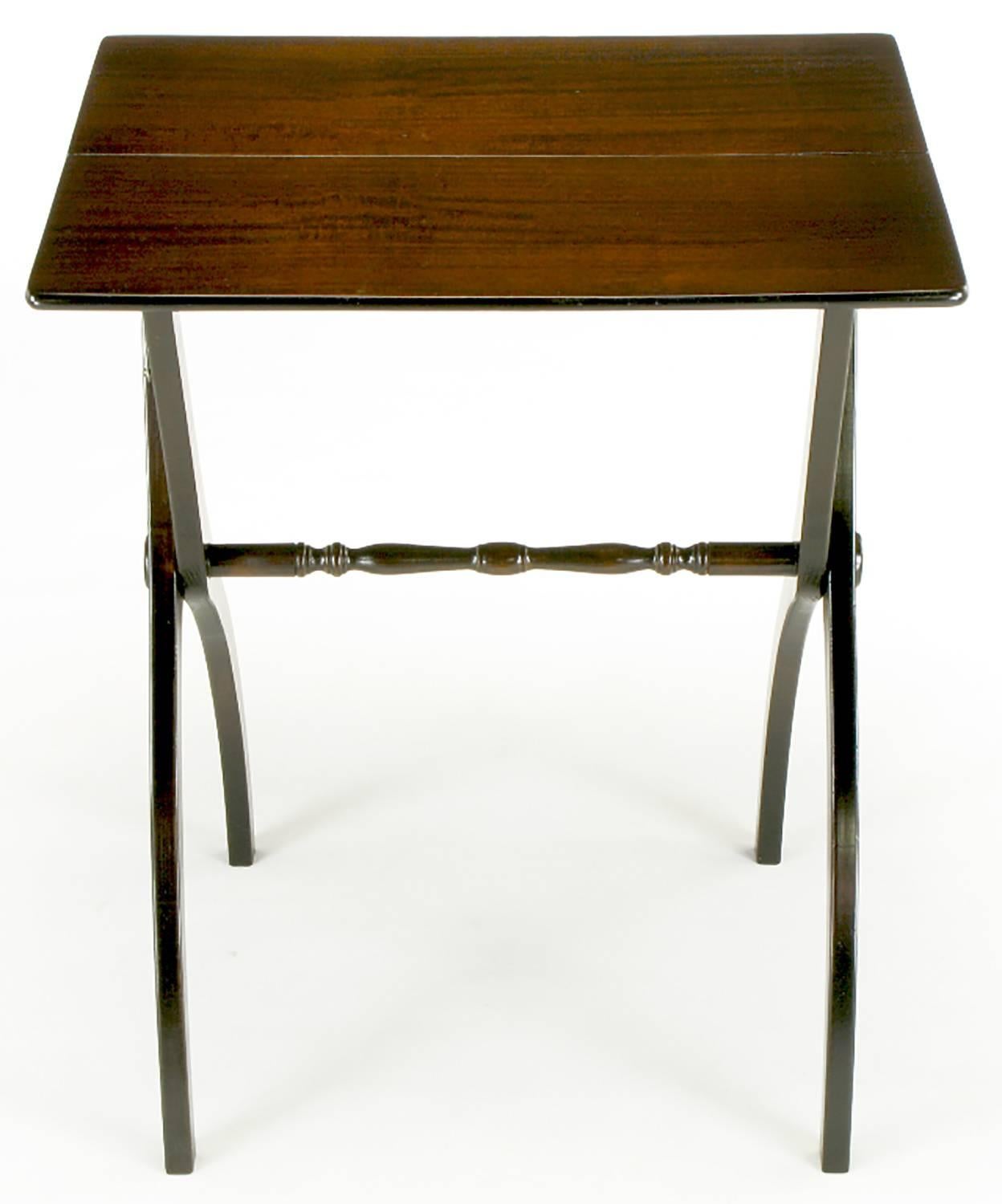 Table de coach en acajou restaurée, avec des pieds en X et un châssis central. Table de service qui se plie au milieu pour un rangement facile. À l'origine, cela devait être derrière ou sous le siège d'une voiture tirée par des chevaux.