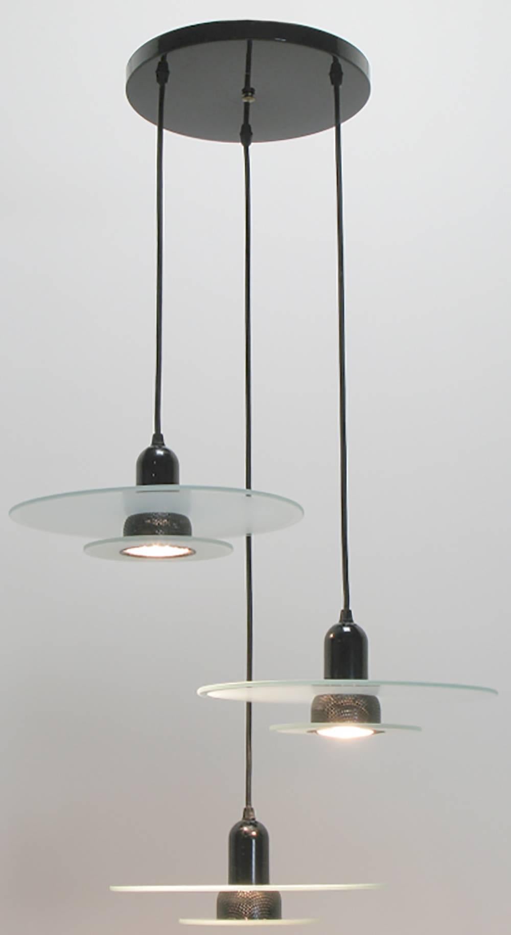 Émaillé Pendentif à trois lumières Art Deco Revive en verre gravé et émail noir en vente