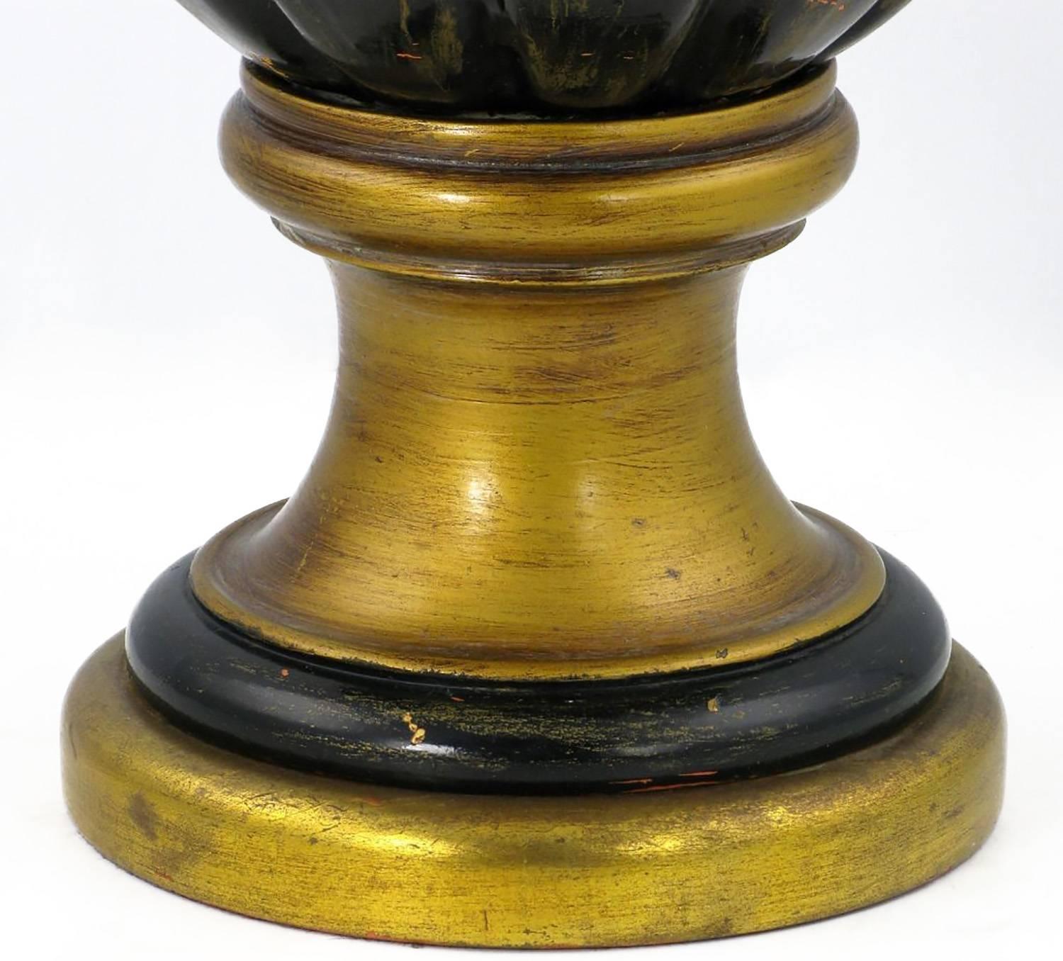 Paire de lampes de bureau néoclassiques en bois doré et gesso de Marbro Bon état - En vente à Chicago, IL