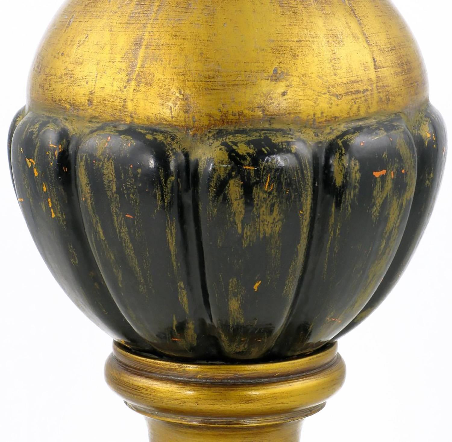 Pareja de lámparas de sobremesa neoclásicas de madera dorada y gesso de Marbro Dorado en venta