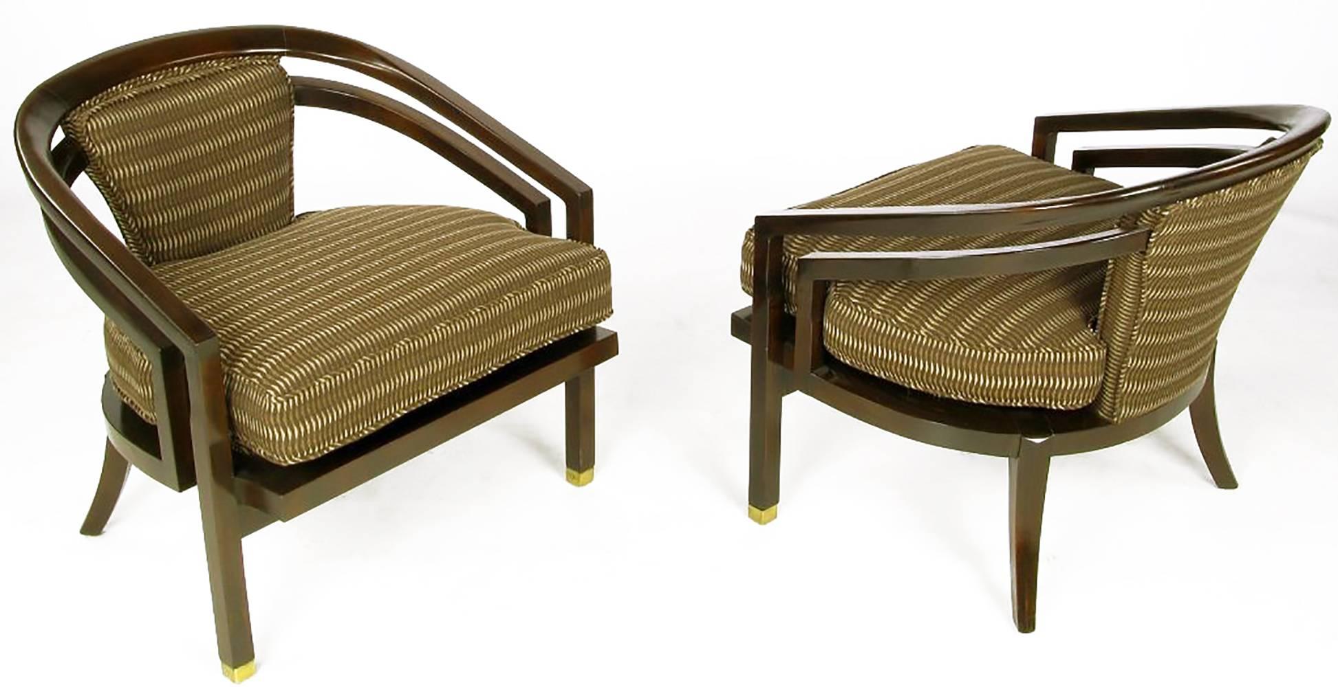 Élégante et sophistiquée, cette paire de fauteuils club d'inspiration art déco, souvent attribuée à tort à Harvey Probber, a été entièrement restaurée. Refinis pour correspondre au bois foncé d'origine et retapissés dans un tissu à motifs