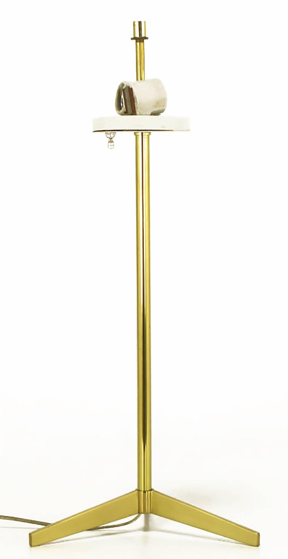Lightolier Elegant Modern Brass Tripod Base Table Lamp In Good Condition For Sale In Chicago, IL