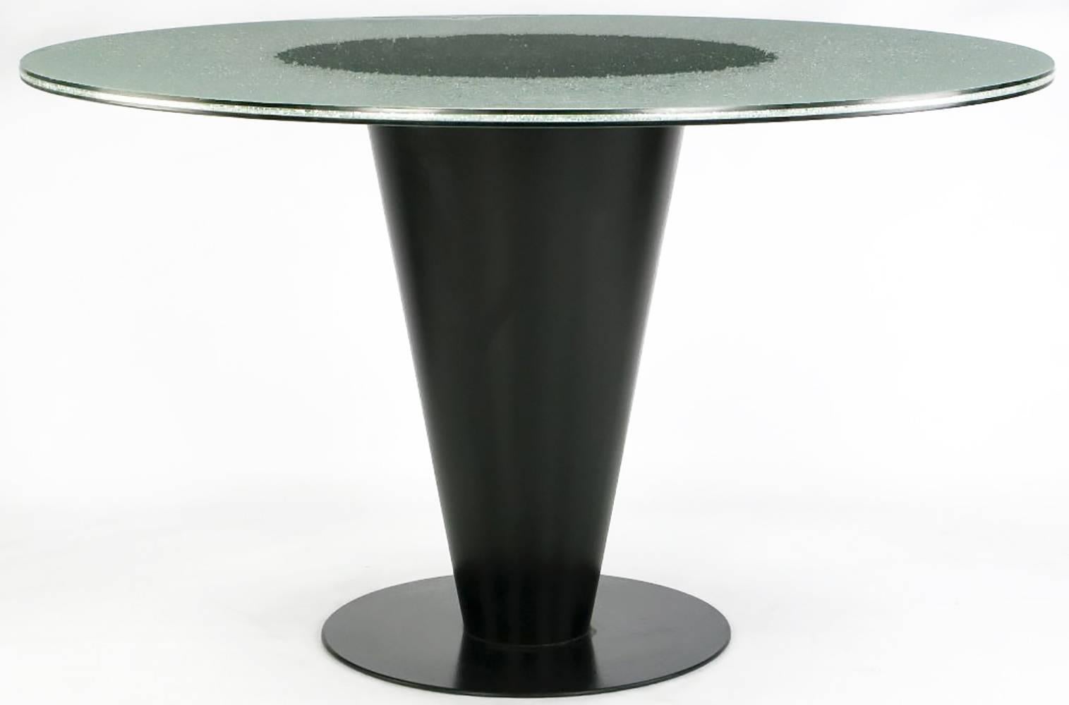 Table de salle à manger conique conçue par Joe D'urso et fabriquée par Bieffeplast, avec plateau en verre craquelé en trois parties. La base de la table en acier émaillé noir en forme de cône supporte un plateau en verre unique. Le plateau rond de