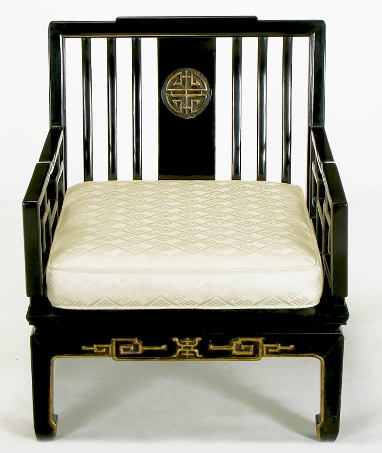 Ébénisé Paire de fauteuils club asiatiques en bois d'ébène et doré à la feuille en vente