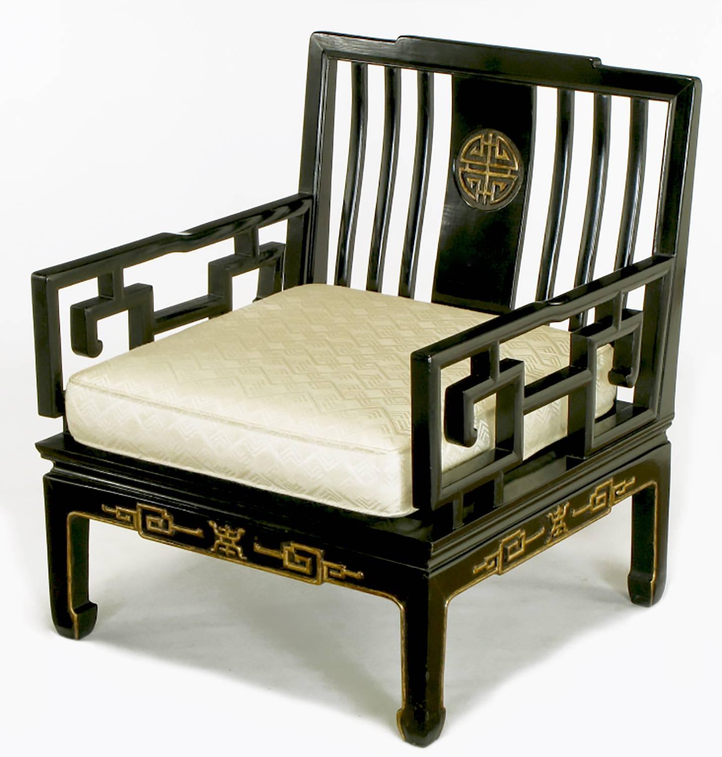 Paire de fauteuils club asiatiques en bois d'ébène et doré à la feuille Bon état - En vente à Chicago, IL