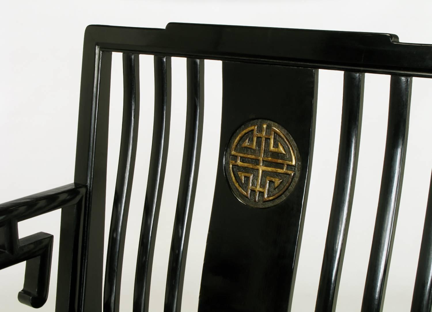 Paire de fauteuils club asiatiques en bois d'ébène et doré à la feuille en vente 2