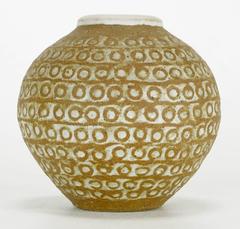 Jarrón de cerámica en relieve de Tomiya Matsuda