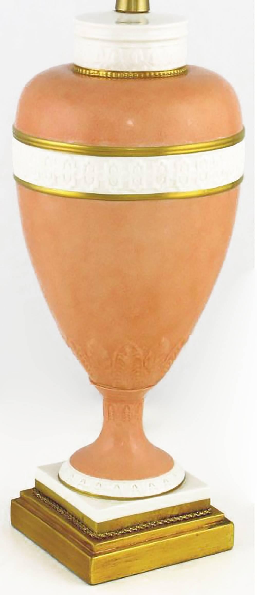 Américain Paire de lampes néoclassiques Marbro en porcelaine blanche et corail en vente