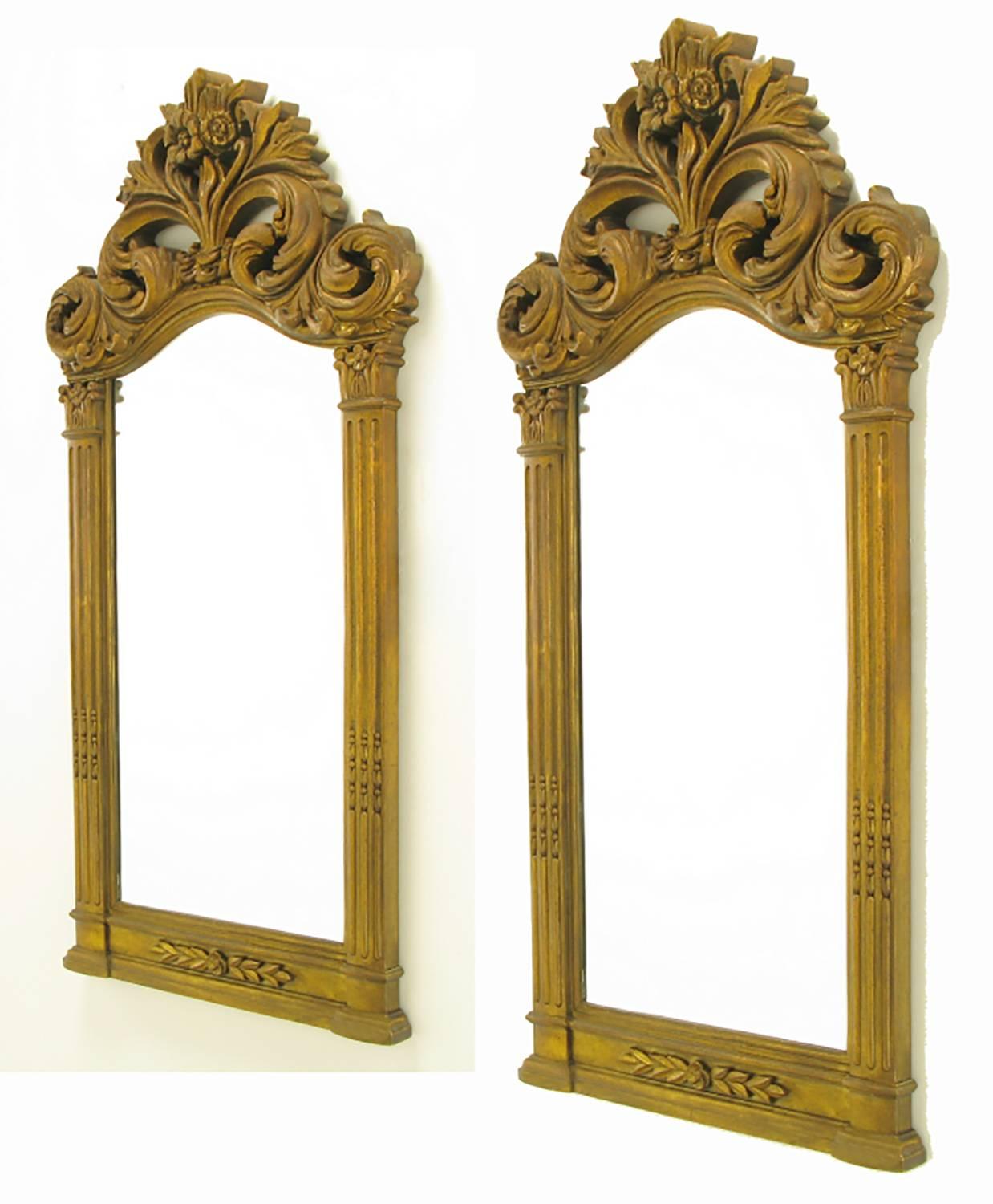 Américain Deux grands miroirs à composition dorée de style rococo de 139 cm de haut en vente
