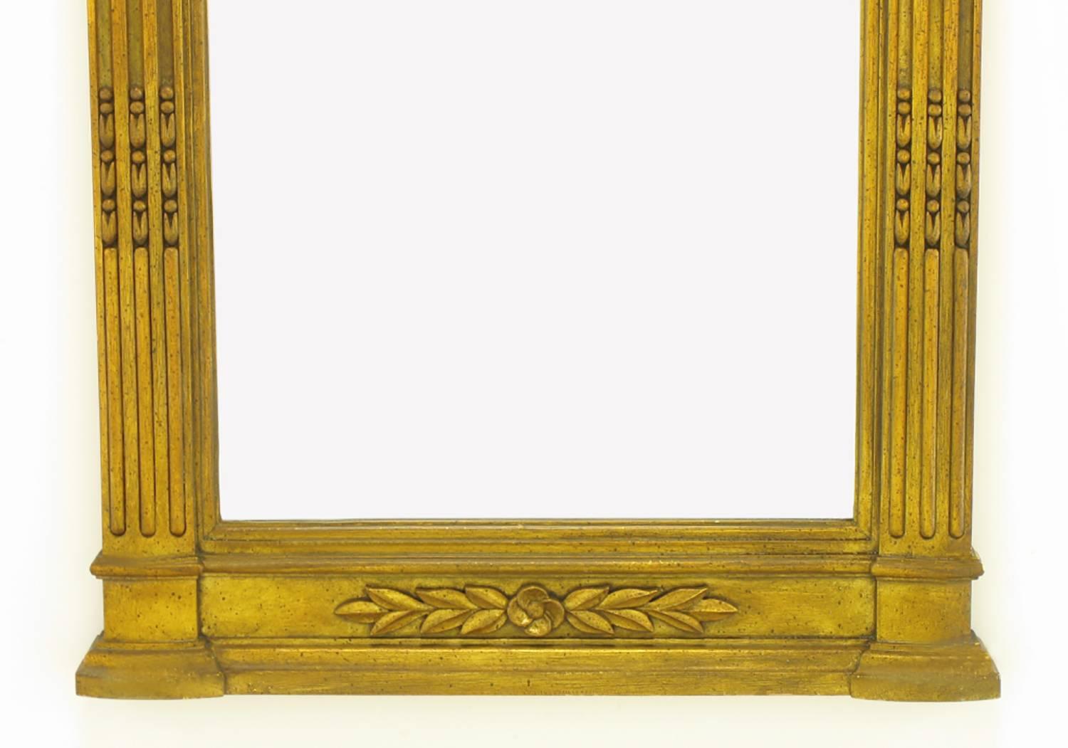 Deux grands miroirs à composition dorée de style rococo de 139 cm de haut Bon état - En vente à Chicago, IL