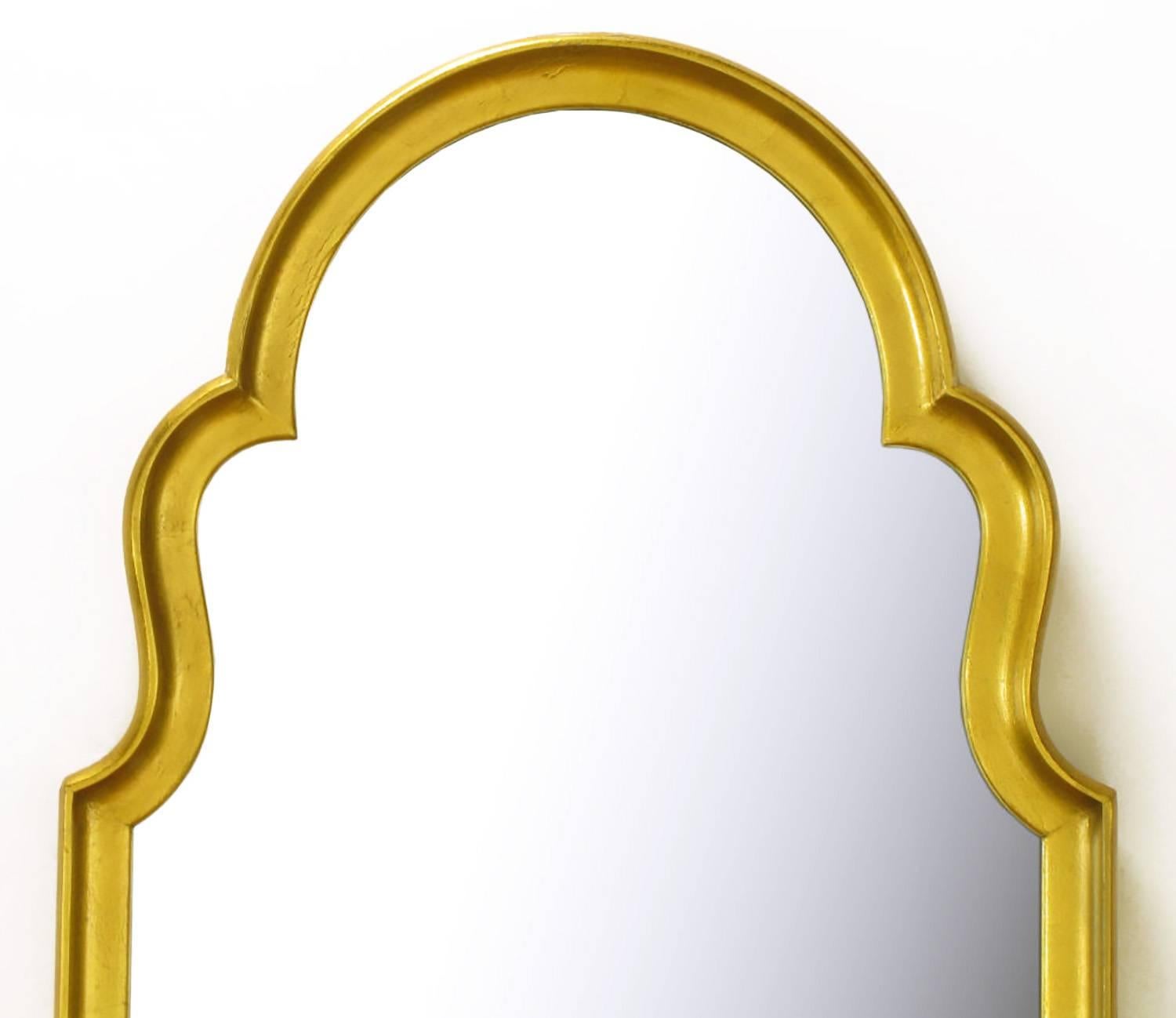 Américain Grand miroir de style mauresque en bois doré et gesso en vente