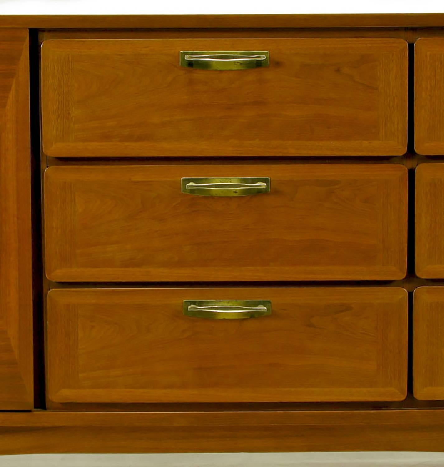 1950s Red Lion Parquetry Front Mahogany Nine-Drawer Dresser In Good Condition For Sale In Chicago, IL