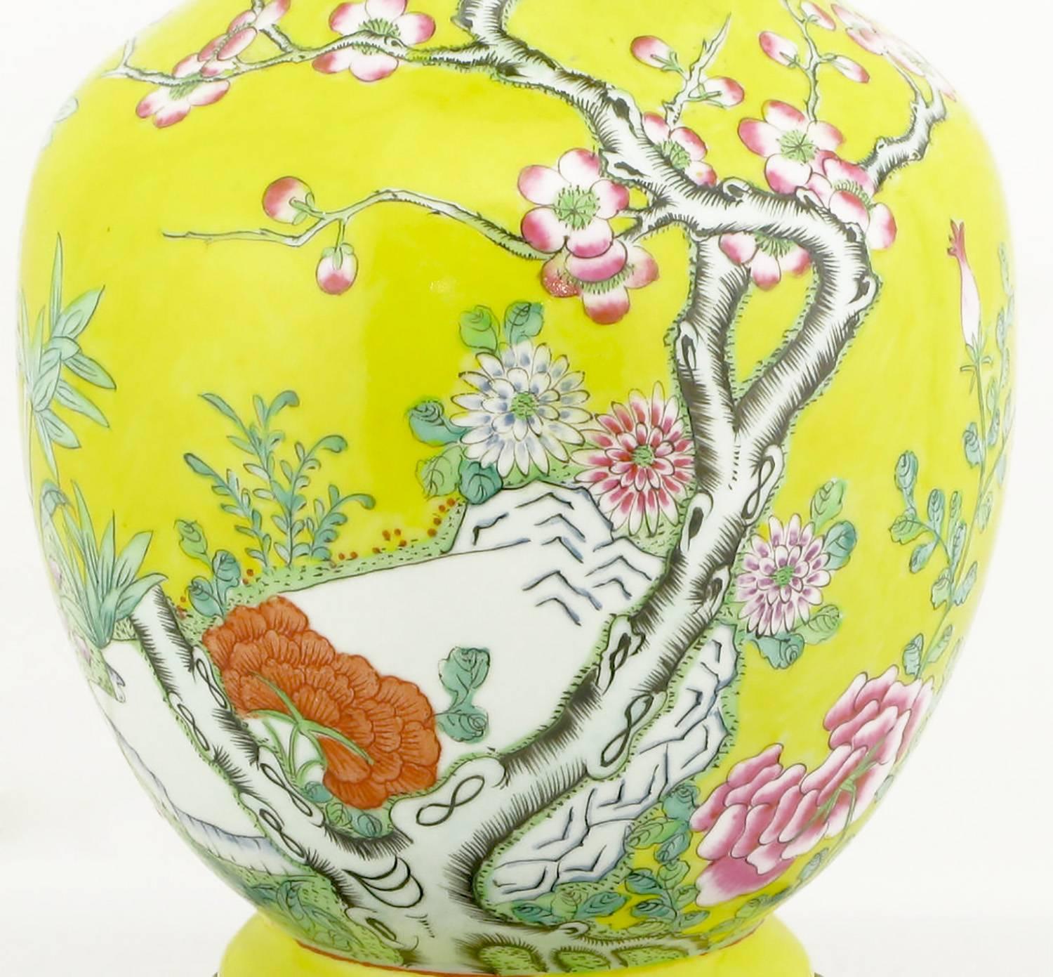 Laiton Paire de lampes de bureau Paul Hanson en céramique jaune avec fleurs de cerisier peintes à la main en vente