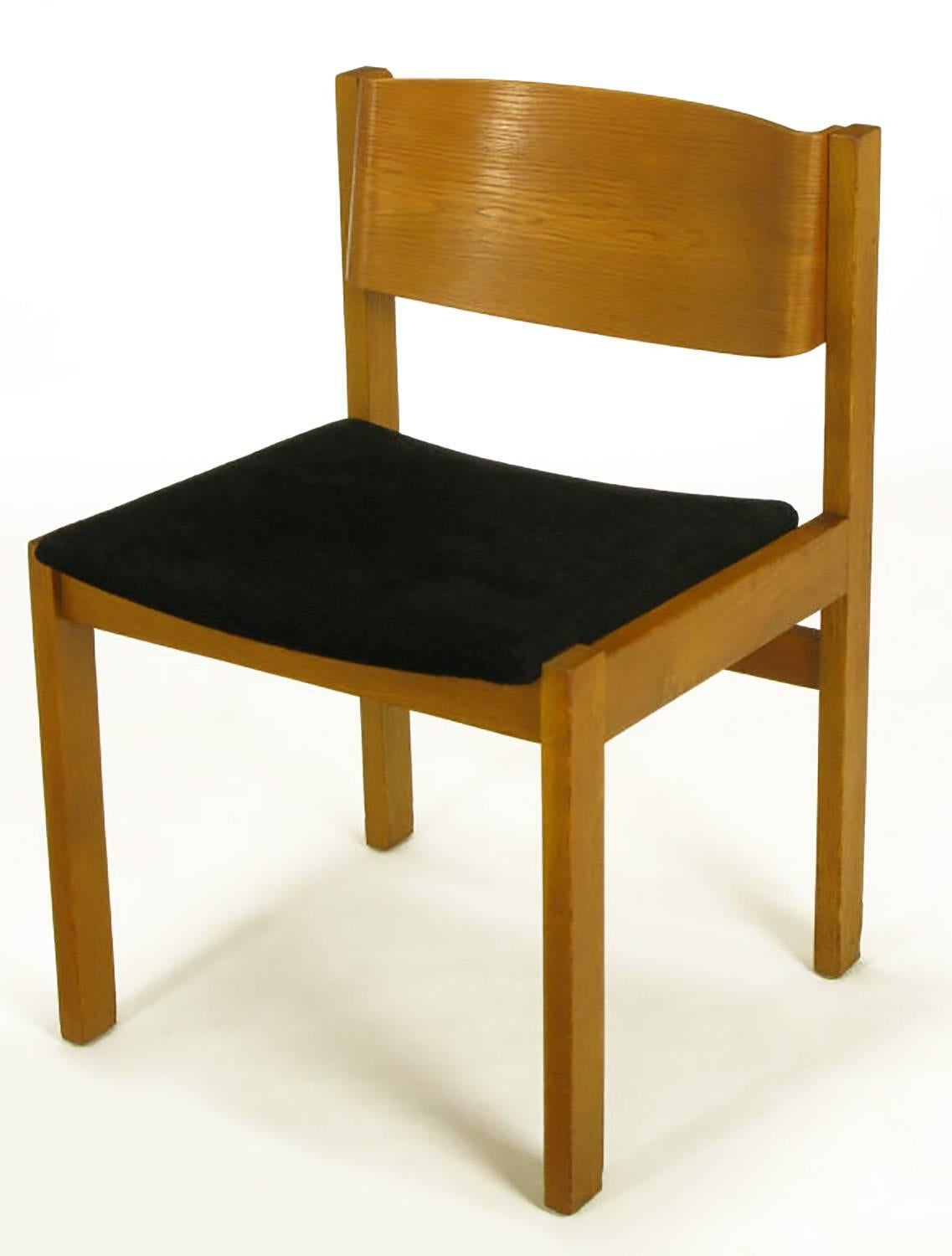 Set aus vier Esszimmerstühlen aus gebleichtem und gebogenem Mahagoni, vermarktet von Harvey Probber im Zustand „Gut“ im Angebot in Chicago, IL