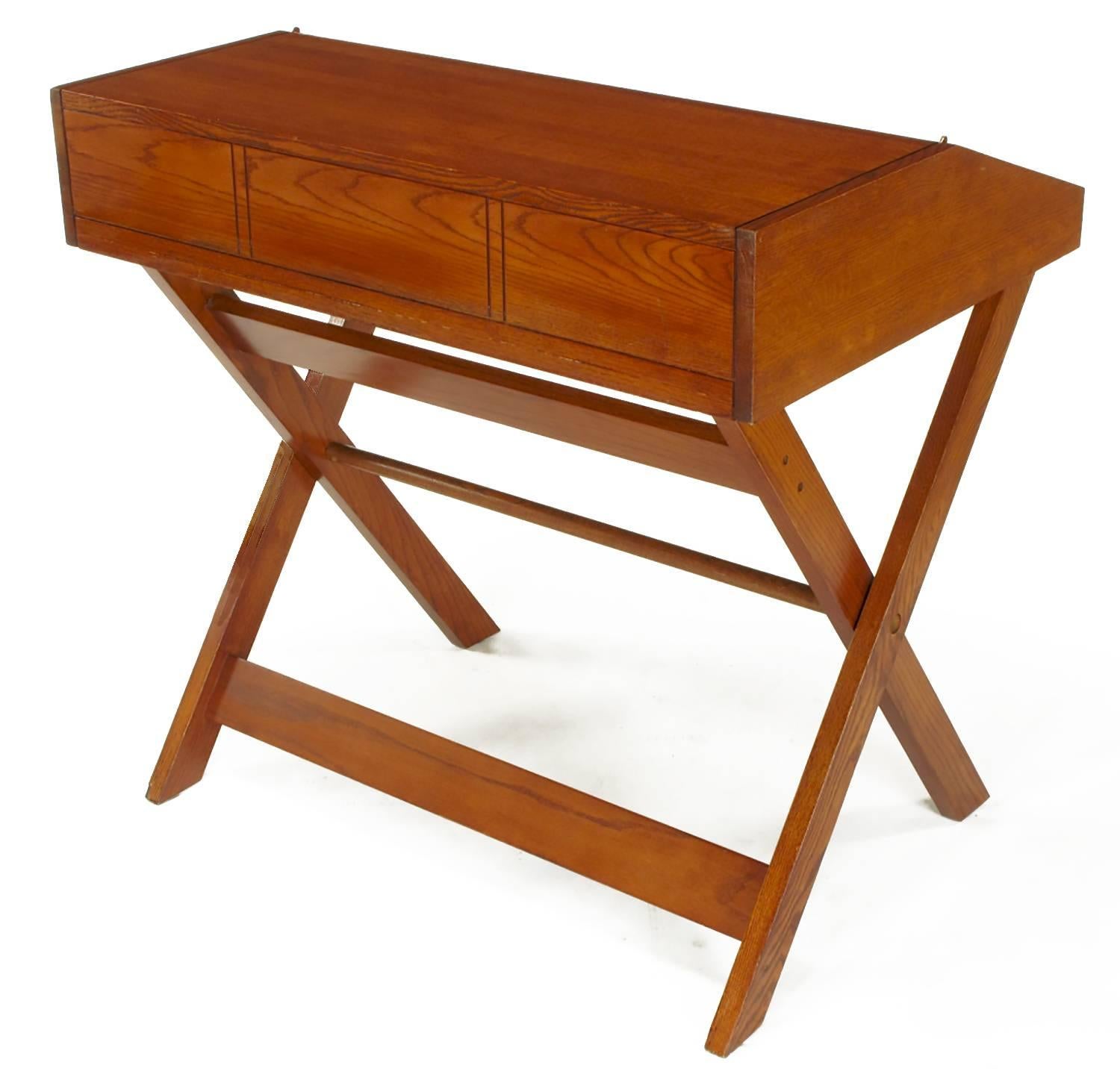 Sorrel-Schreibtisch mit Aschenbecher-Flip-Platte und Trestle-Sockel (Ende des 20. Jahrhunderts) im Angebot