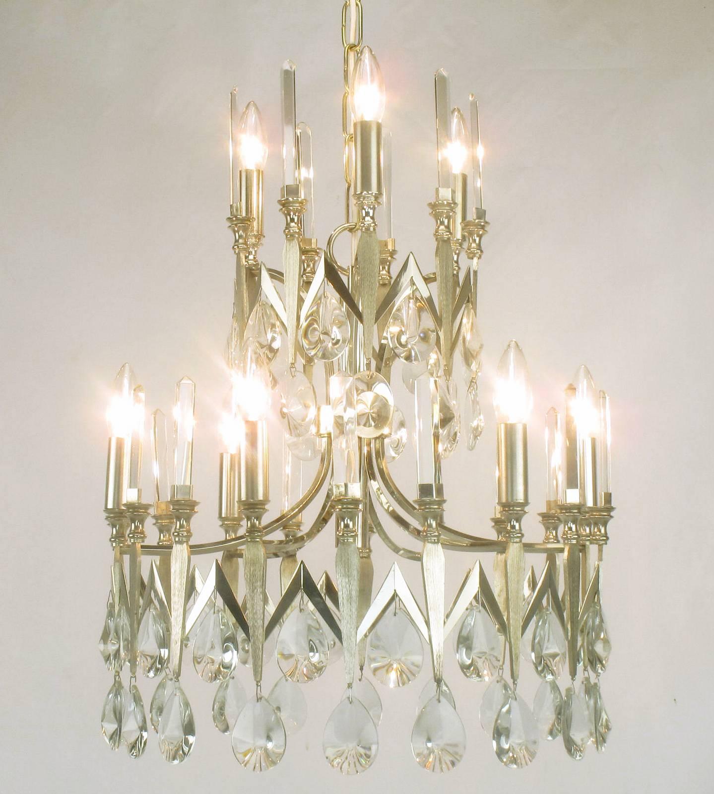 Raro lampadario a due piani in cristallo placcato argento di Gaetano Sciolari. Di origine italiana, con un insolito disegno a chevron e lancia. Nove luci con cristalli lunghi e semplici e cristalli a forma di goccia che sono caratteristici dei