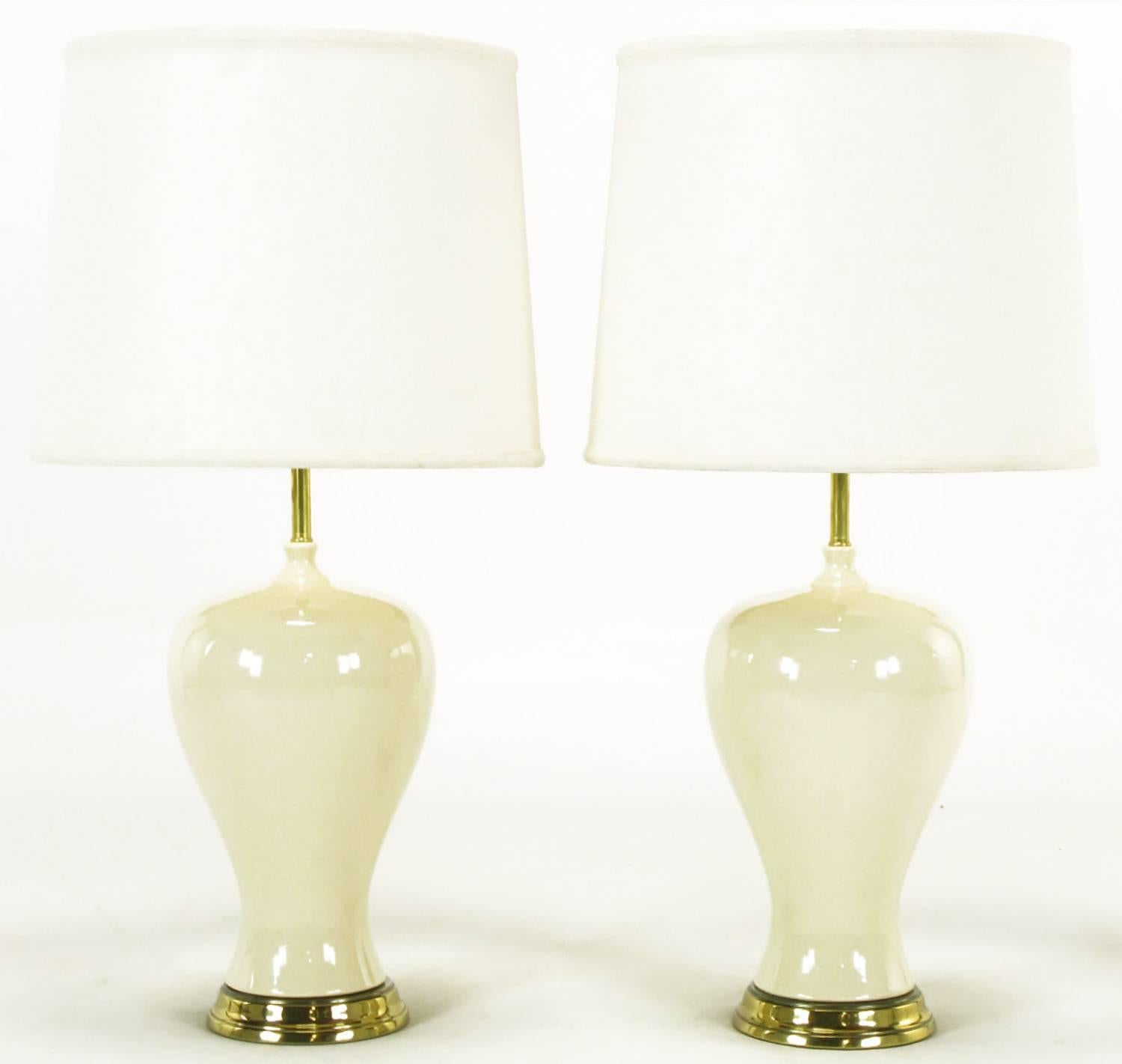 Américain Paire de lampes de table en céramique en forme de vase curviligne émaillé ivoire en vente