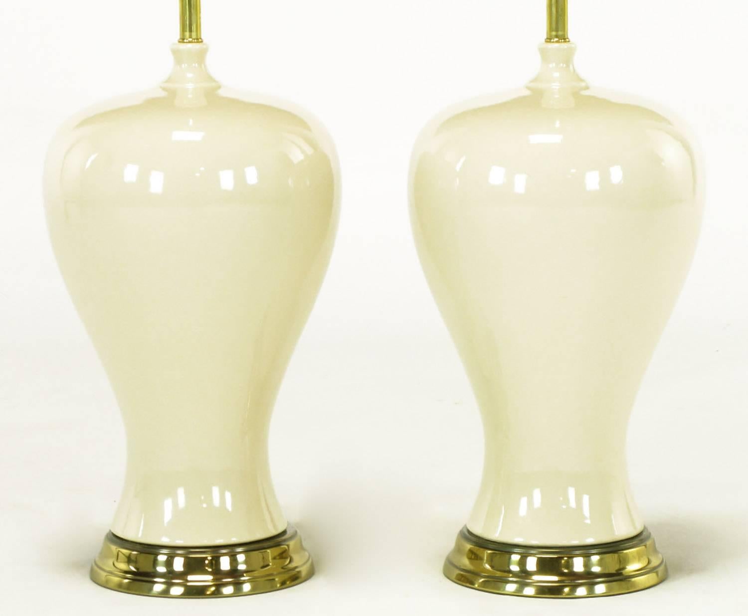 Vernissé Paire de lampes de table en céramique en forme de vase curviligne émaillé ivoire en vente