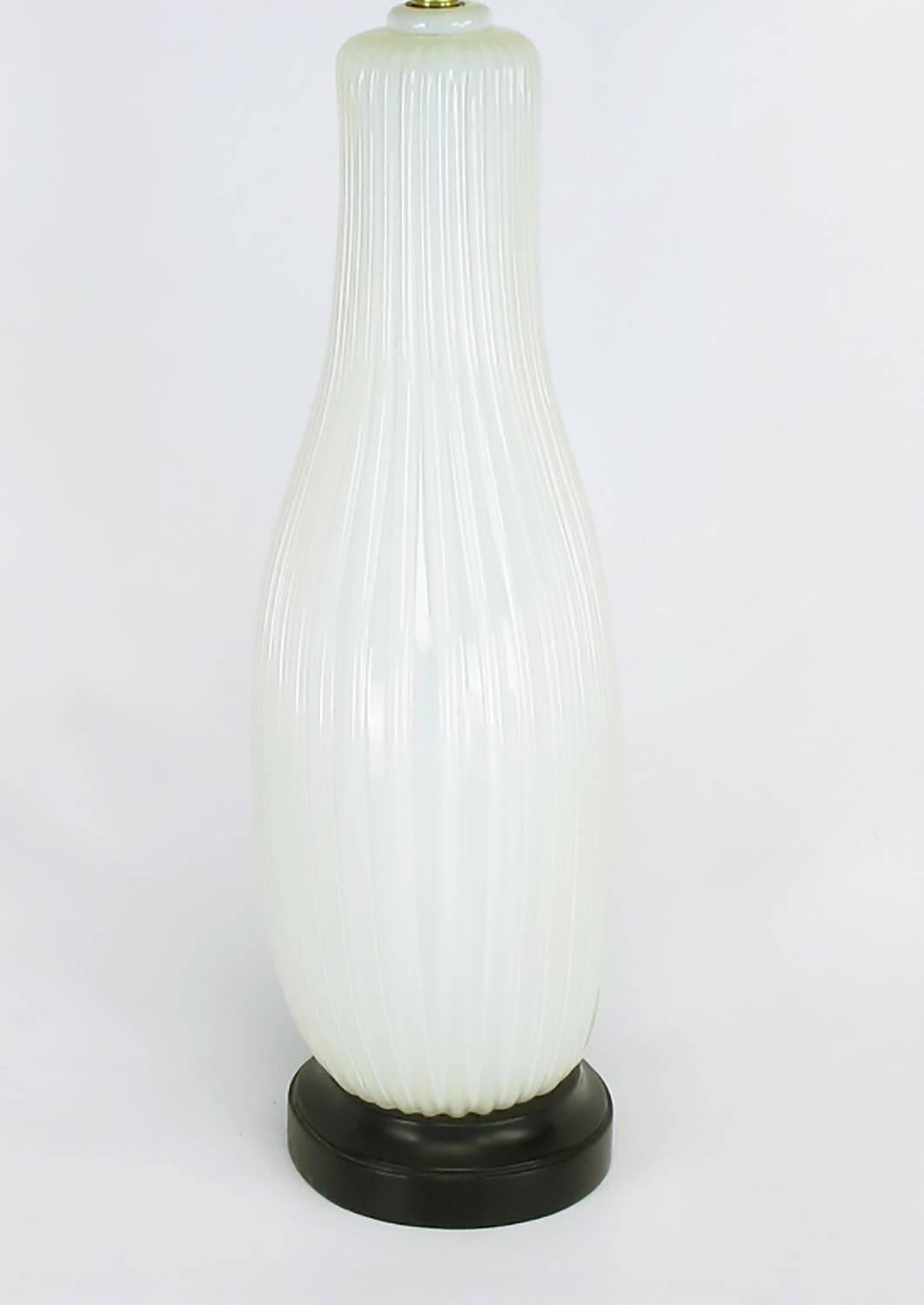 Murano Ribbed Gourd-Form White Opaline Glass Table Lamp In Excellent Condition For Sale In Chicago, IL