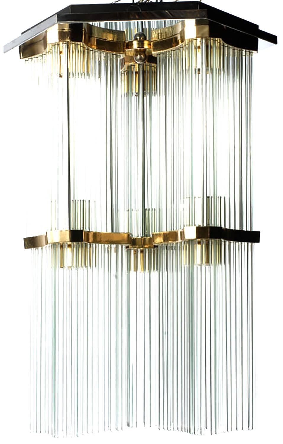 Lampadario da incasso a cascata a due livelli in vetro e ottone di Gaetano Sciolari per Lightolier. Attacco a soffitto esagonale cromato con sei montanti a trifoglio invertiti placcati in ottone. Sei luci, una luce per ogni sezione di bacchetta di