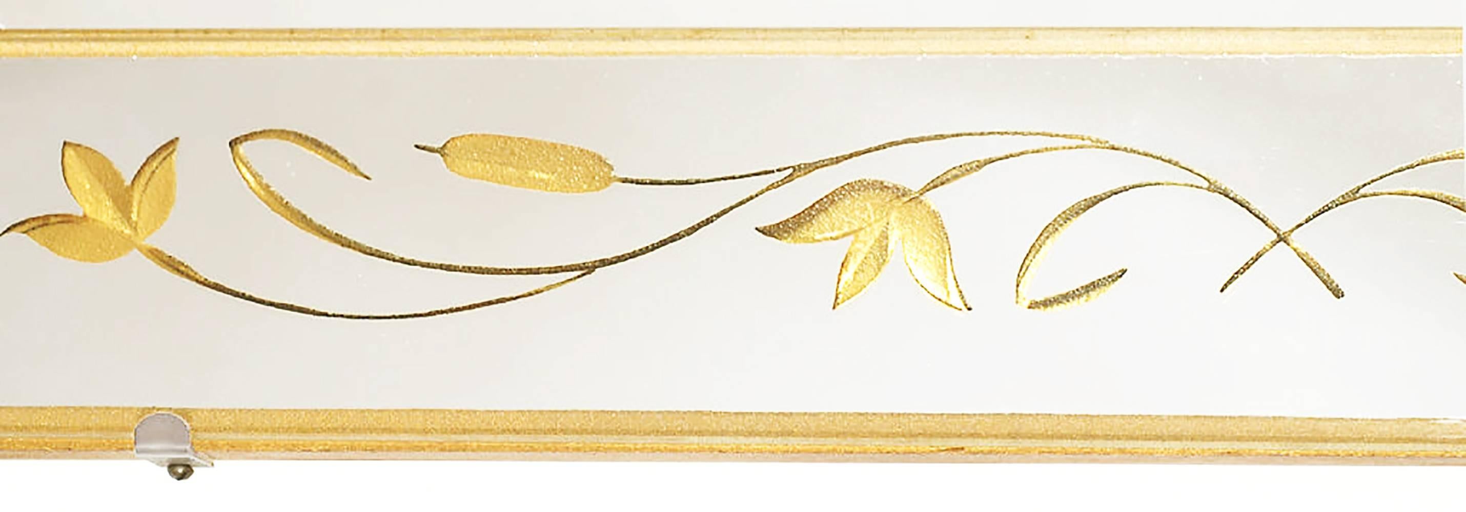 Américain Miroir Art Déco avec cadre en miroir doré gravé et inversé et avec détails en feuillage en vente