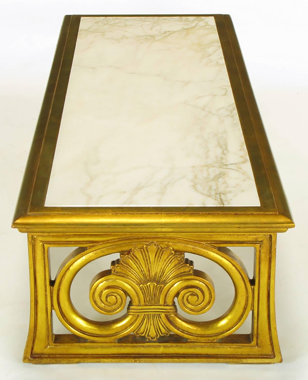 Américain Table basse néoclassique Fleur-De-Lis en bois sculpté et doré et marbre Calacatta en vente