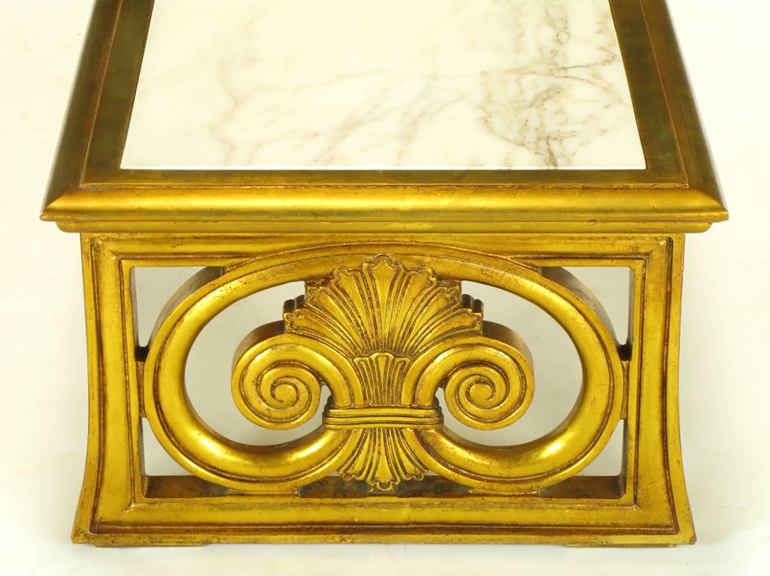 Neoklassischer Fleur-De-Lis-Couchtisch aus vergoldetem geschnitztem Holz und Calacatta-Marmor (Mitte des 20. Jahrhunderts) im Angebot