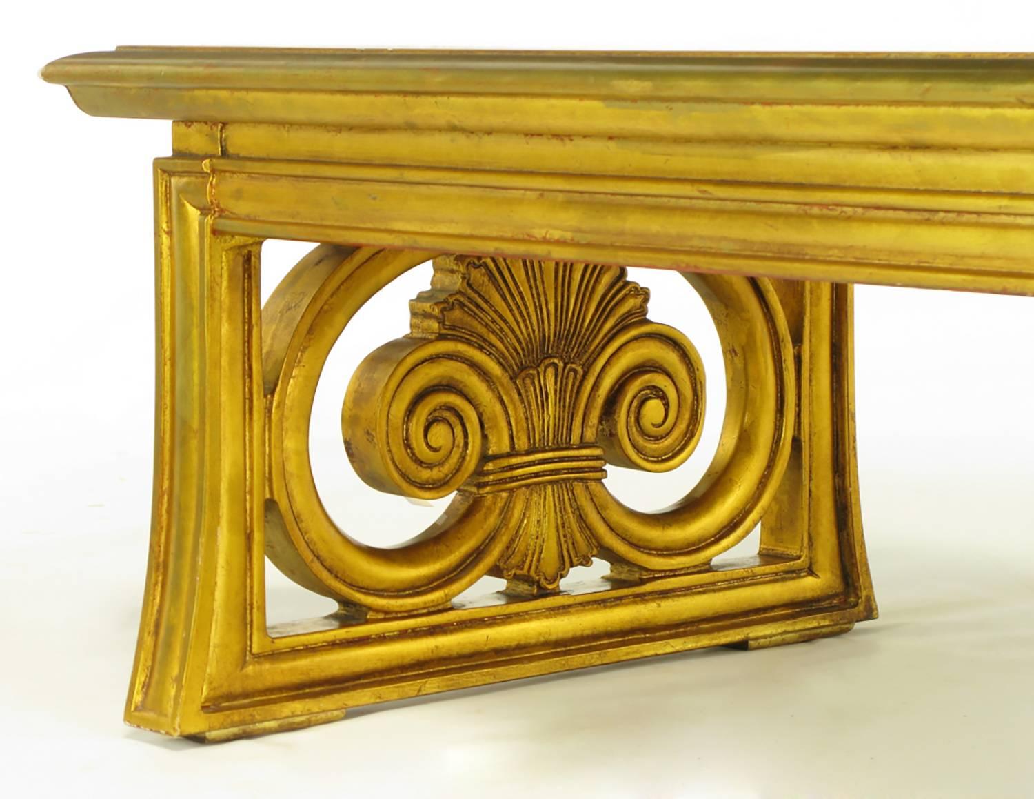 Feuille d'or Table basse néoclassique Fleur-De-Lis en bois sculpté et doré et marbre Calacatta en vente