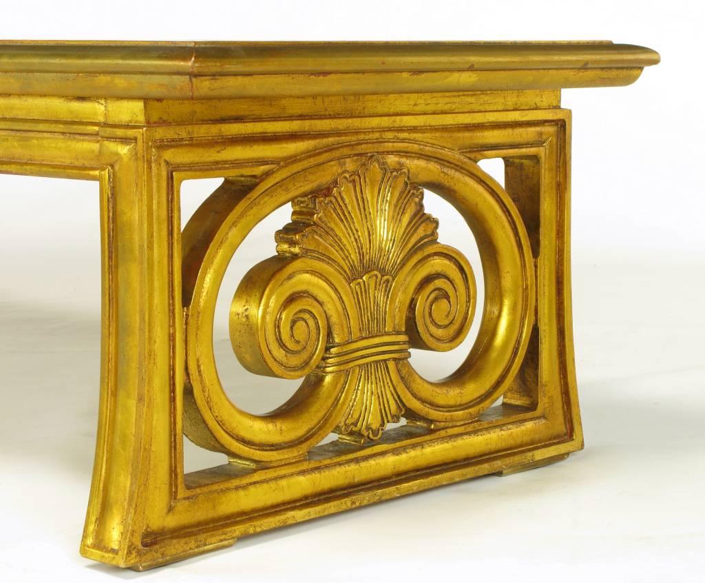 Table basse néoclassique Fleur-De-Lis en bois sculpté et doré et marbre Calacatta en vente 1