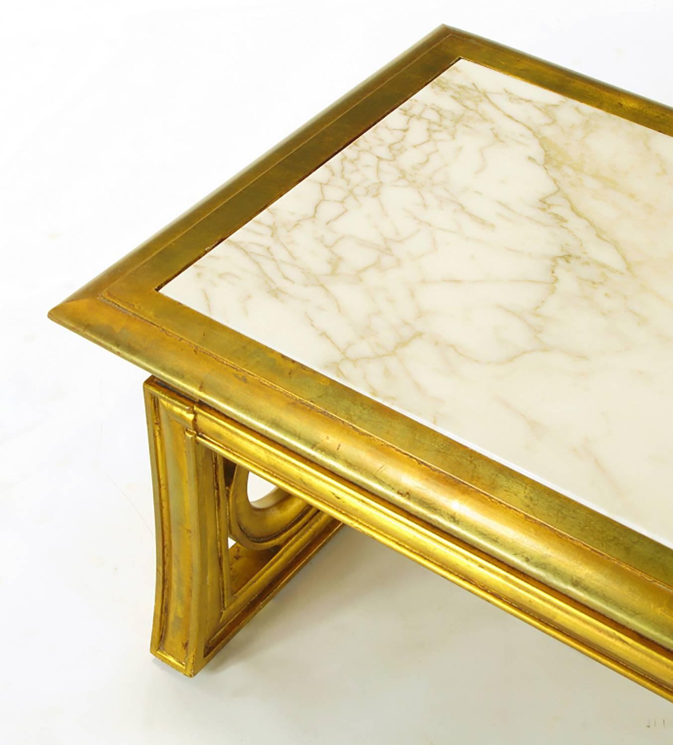 Table basse néoclassique Fleur-De-Lis en bois sculpté et doré et marbre Calacatta en vente 2