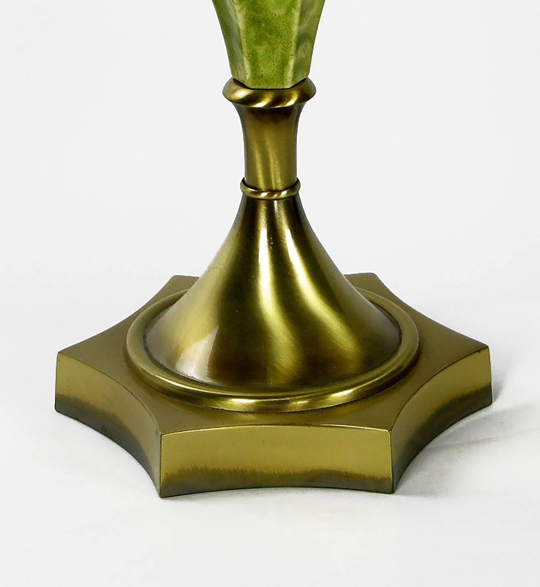 Paar Rembrandt-Tischlampen aus grüner Keramik und Messing (amerikanisch) im Angebot