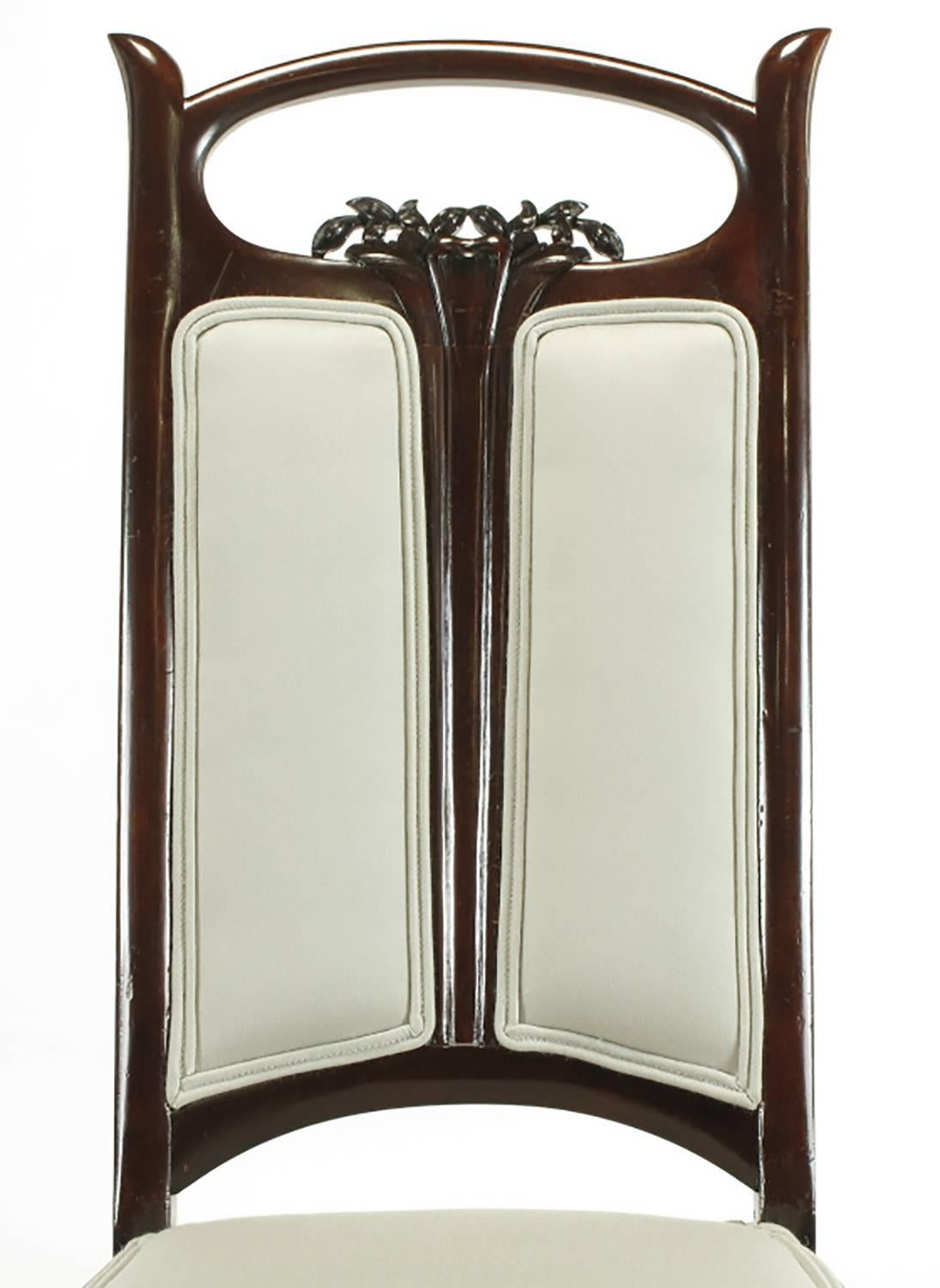 Pareja de sillas auxiliares Art Nouveau de caoba con tapicería de lana gris paloma en venta 3